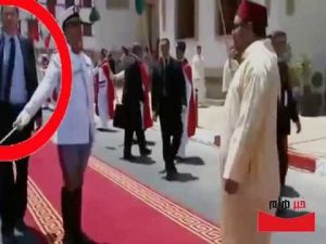 شاهد لحظة تجنب حارس الملك محمد السادس سيف الكولونيل عندما كلن سيسلم على الملك