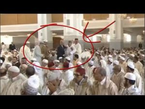اعتقال مشتبه به مجهول بصلاة الجمعة بالقرب من الملك محمد السادس
