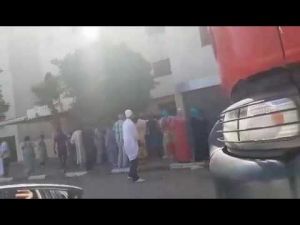 لحظة اشتعال النيران في شقة بحي المنصور بمكناس بسبب بوطا ومجمر