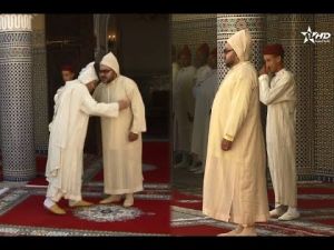 شاهد ارتباك الخلفي و اللقطة التي أضحكت ولي العهد أمام أنظار والده في حفل تقبل تهاني عيد الاضحى