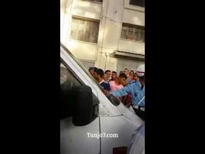 شرطي طنجة لحظة توقيفه لحافلة النقل السري قبل أن يدهسه سائقها