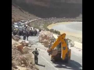 بالفيديو ..تساقط الاحجار يتسبب في إنقطاع جزئي للطريق الرابطة بين الرشيدية والريش