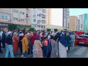 في مشهد نادر.. مسيرة مزدوجة للمدرسين والتلاميذ بمكناس احتجاجا على وزارة التعليم