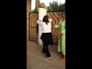 مناضلة في حزب البام تحتج أمام فيلا وكيل لائحة الحزب بمكناس