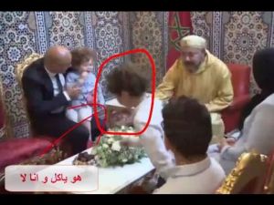 الطفل الذي أضحك ملايين المغاربة عند جلوسه مع الملك محمد السادس