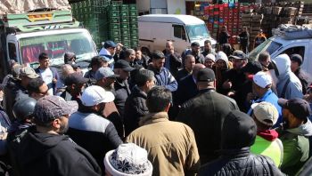 بسبب استفزازات موظف.. تجار سوق الجملة للخضر والفواكه بمكناس يحتجون ورئيس الجماعة يتدخل